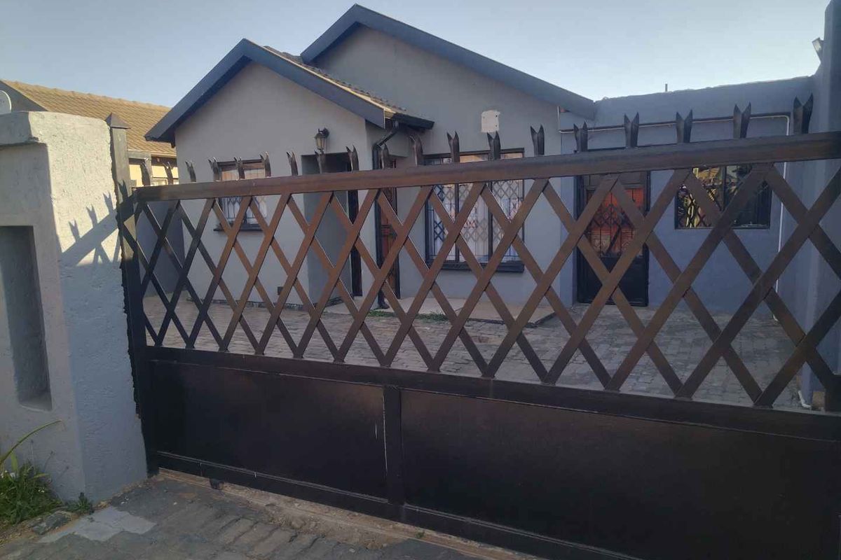 2 bedrooms house for sale in Soshanguve VV - Photo 2