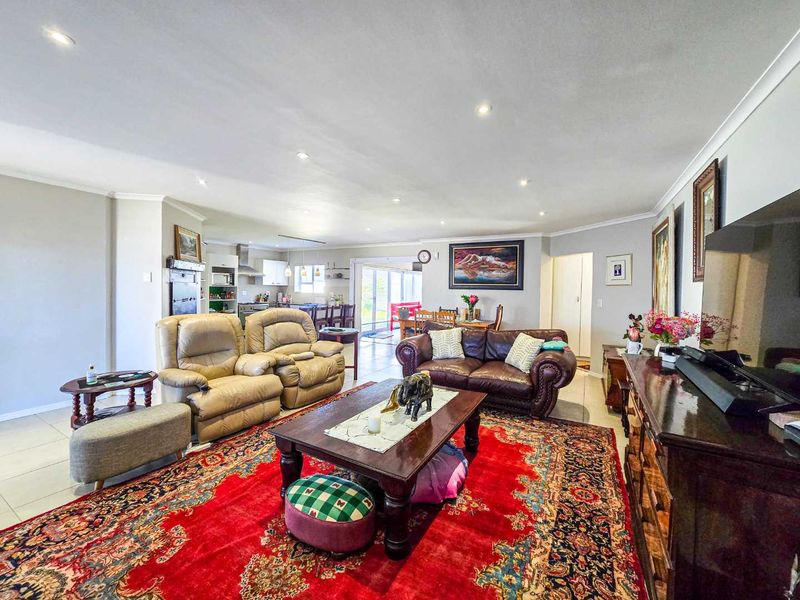 Modern family home for sale in Stilbaai-Wes. - Photo 3