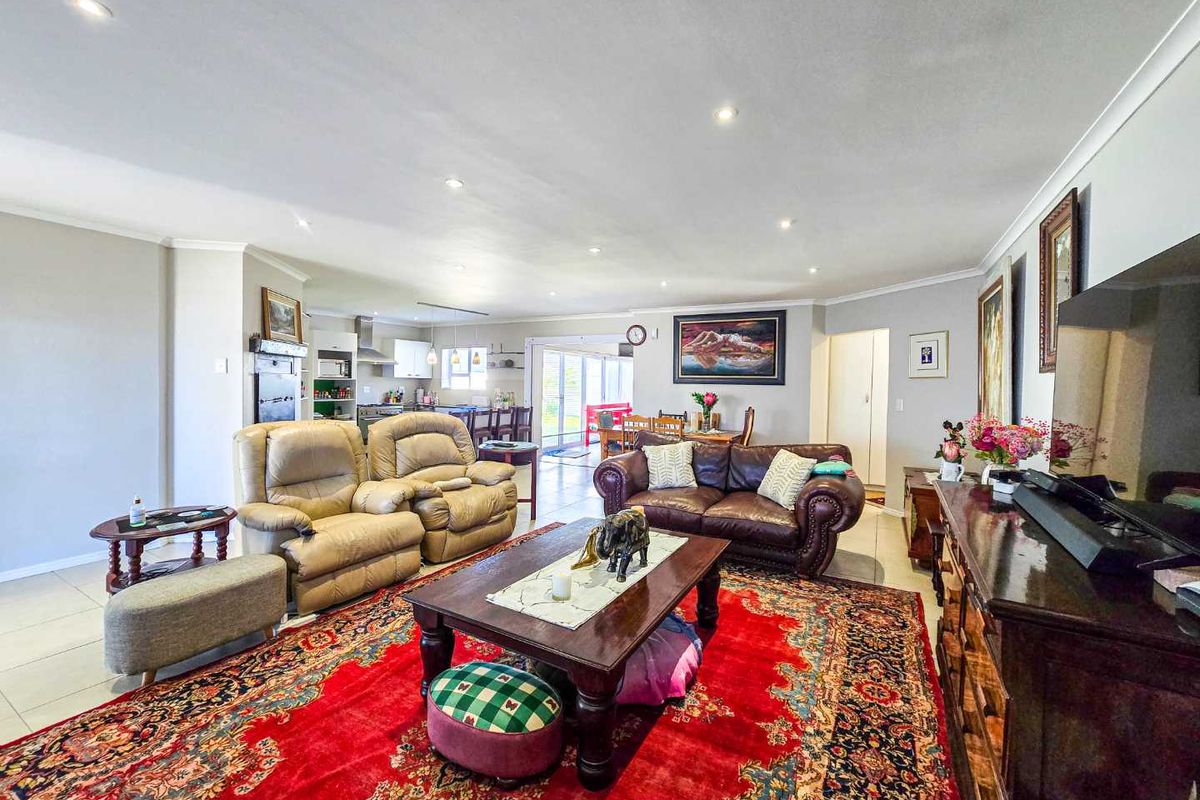Modern family home for sale in Stilbaai-Wes. - Photo 3