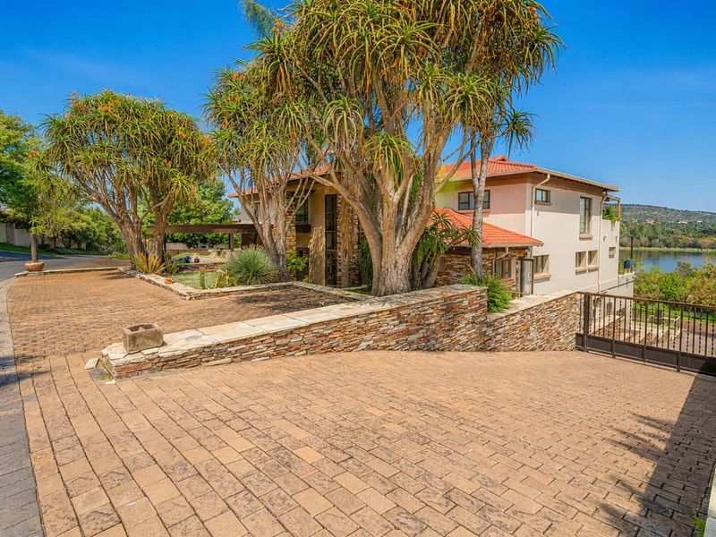 Luxury Awaits: Birdwood Estate with Separate Flatlet - Photo 4