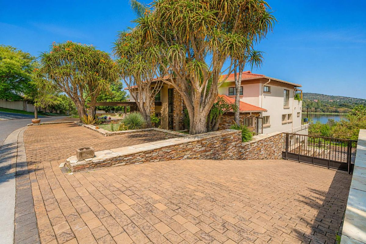 Luxury Awaits: Birdwood Estate with Separate Flatlet - Photo 4