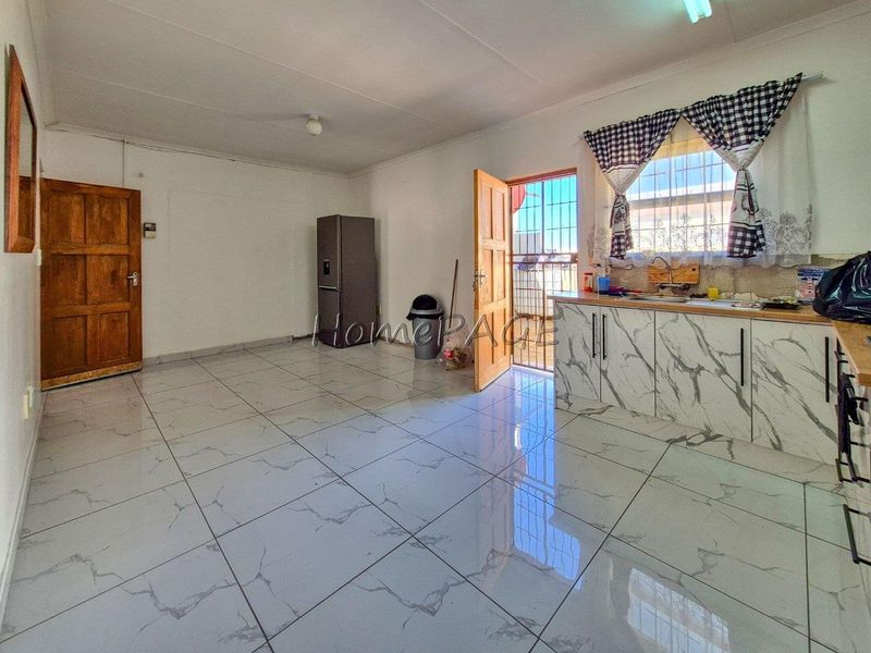 Kuisebmond, Walvis Bay:  3 Bedr Home with 3 Flats is for sale - Photo 9