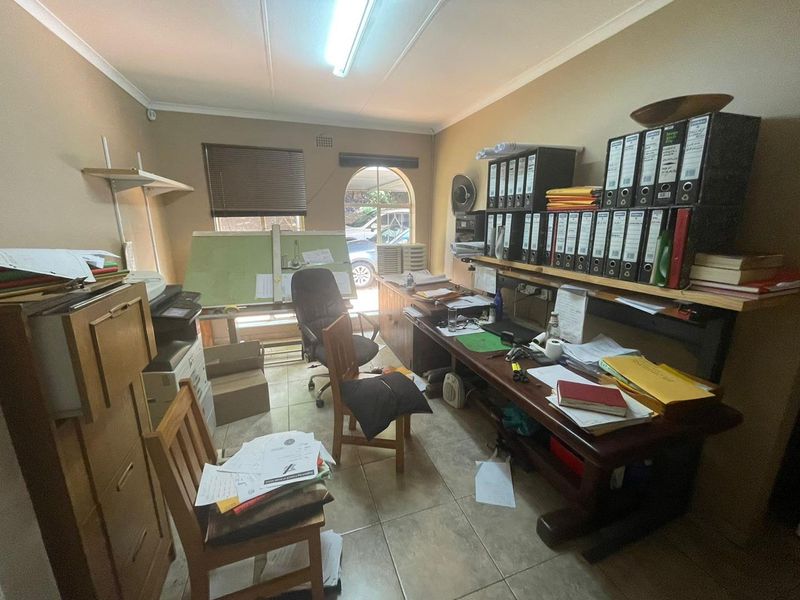 BUSINESS INVESTORS - GREAT INCOME IN GLENVISTA - Photo 4