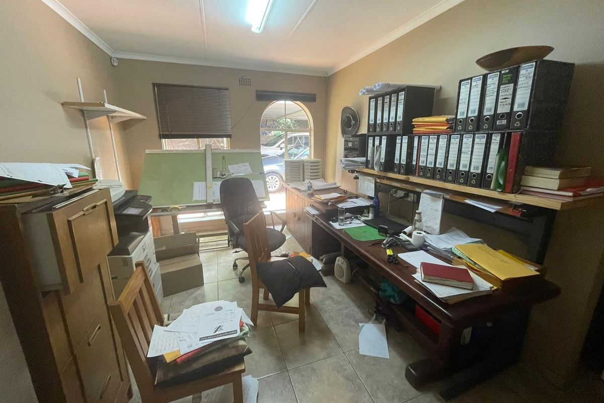 BUSINESS INVESTORS - GREAT INCOME IN GLENVISTA - Photo 4