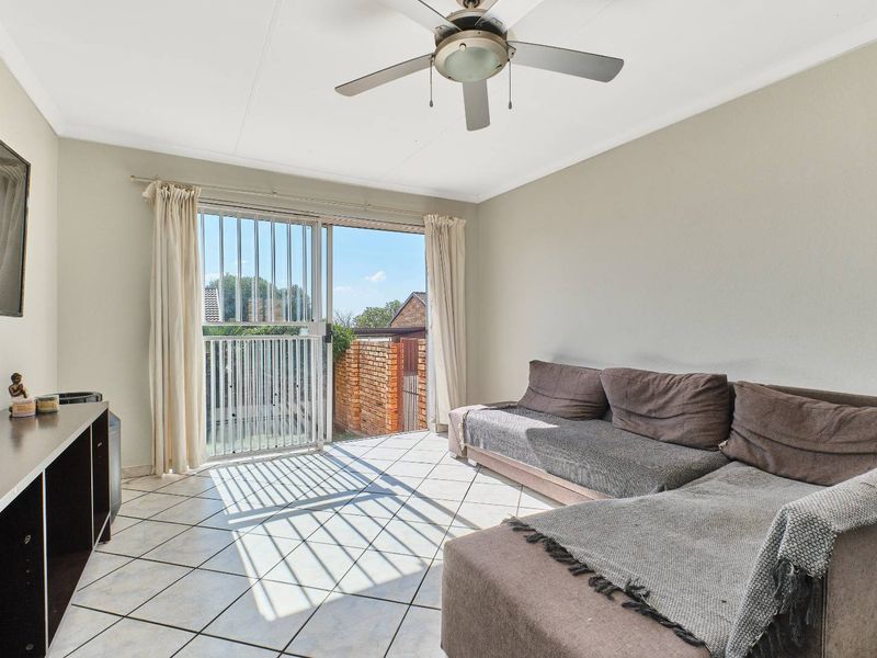 Secure, Pet-Friendly Townhouse with Wrap-Around Garden. - Photo 2