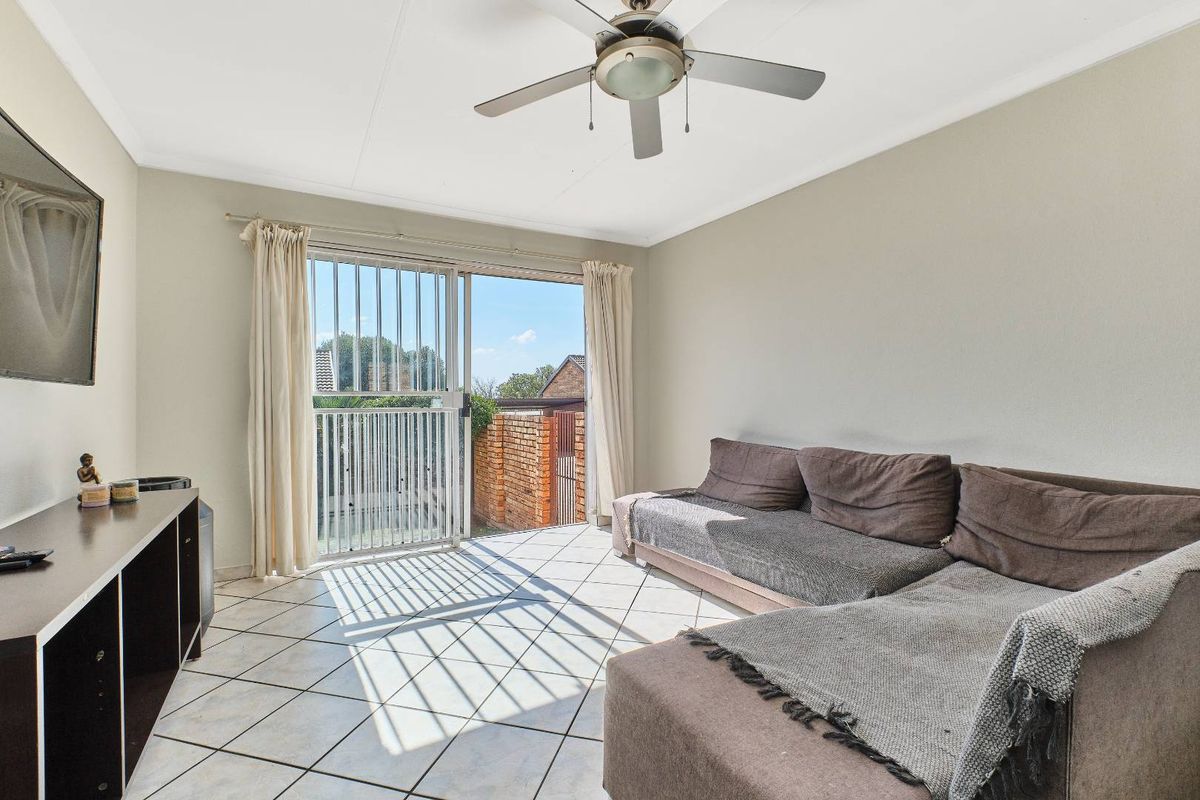 Secure, Pet-Friendly Townhouse with Wrap-Around Garden. - Photo 2
