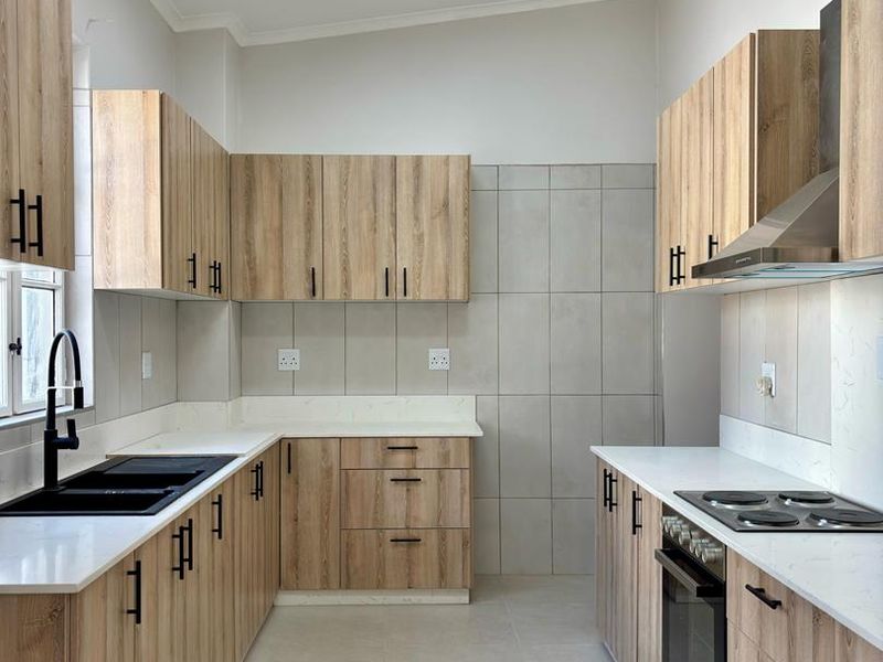 🏡 Modernized 5-Bedroom Home with Flat & Tandem Garage – Lüderitz - Photo 3