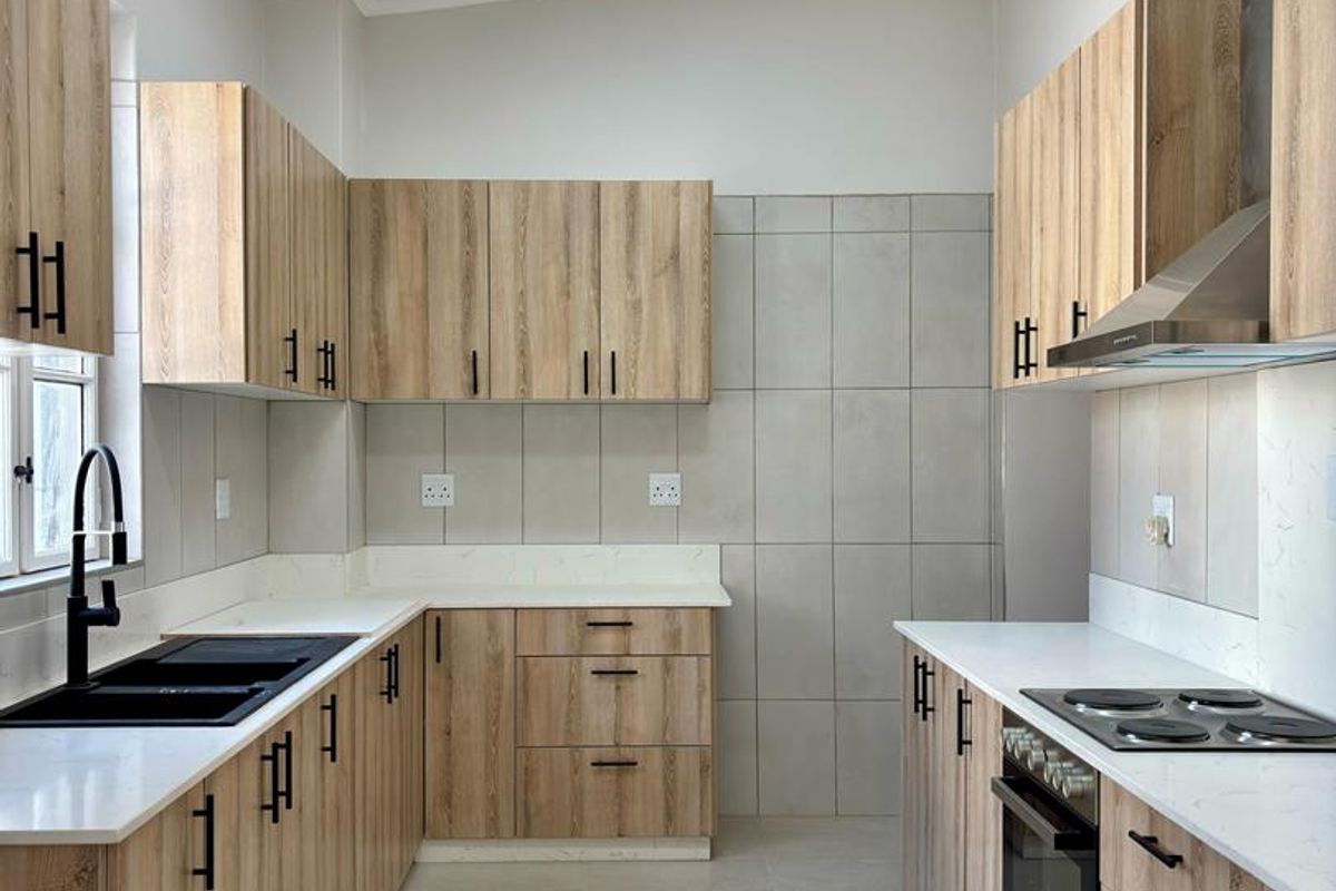 🏡 Modernized 5-Bedroom Home with Flat & Tandem Garage – Lüderitz - Photo 3