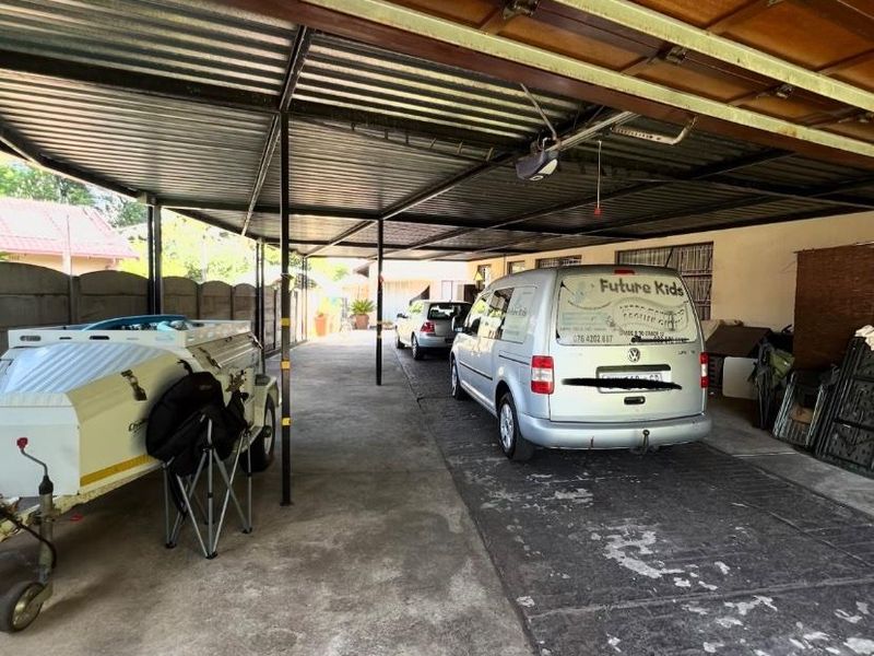 Stunning 1700m2 Entertainer's Dream with 1-Bed Cottage & Solar Pool in Brackenhurst - Photo 3