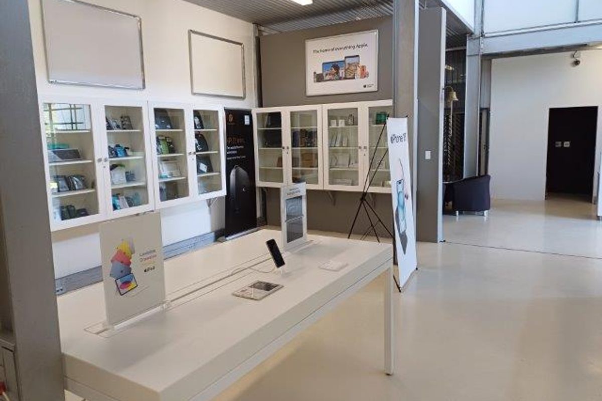 LARGE OPEN OFFICE AND RETAIL SPACE - TO LET - Photo 4