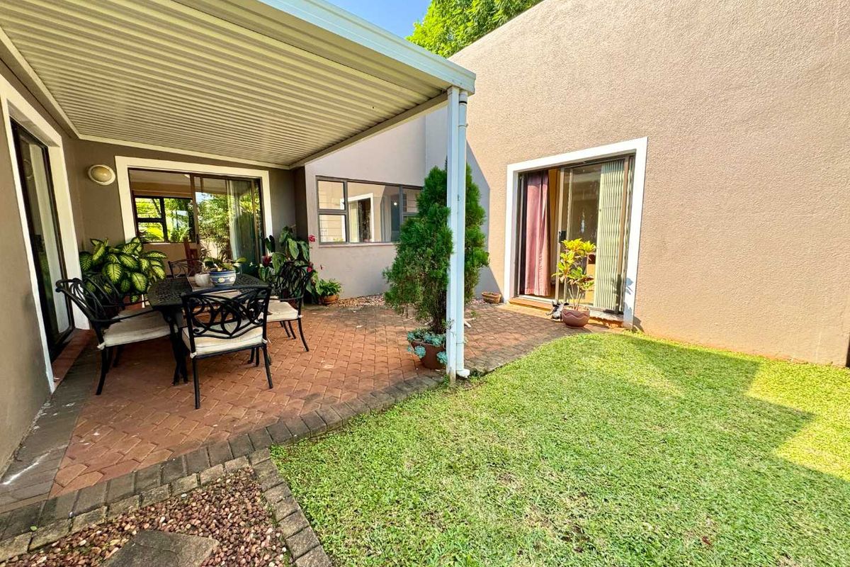 Brilliant Priced 3 Bed 2 Bath Home above road level in prime Sunningdale!! - Photo 5