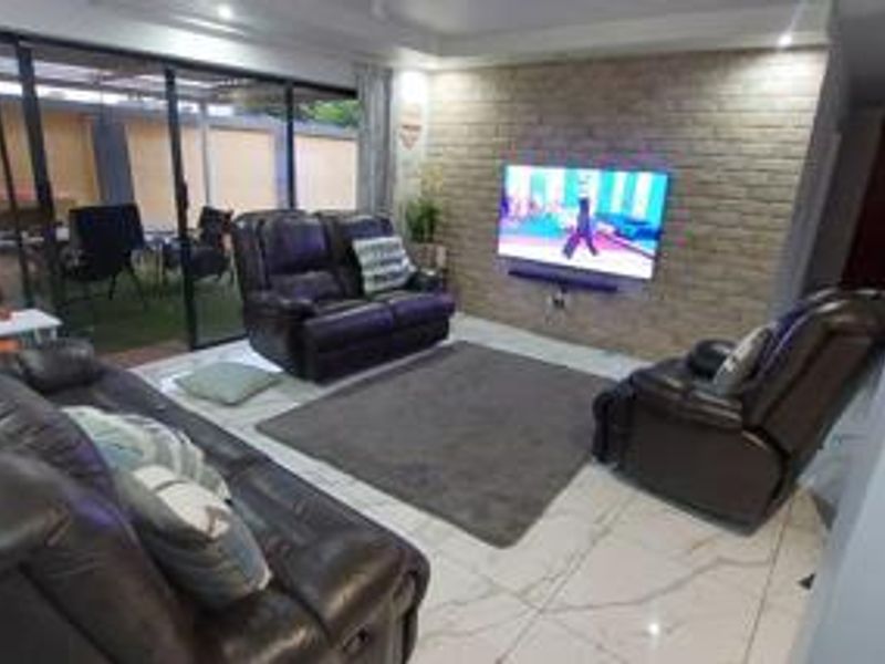 3 Bedroom House for Sale in Doornpoort - Photo 4