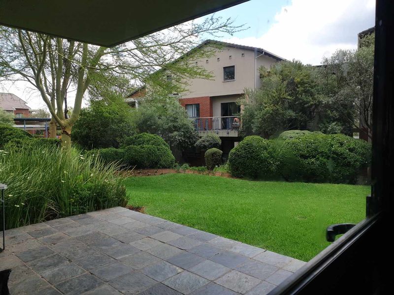 Sunshine, Comfort, and Golf Course Glam: Your Lock-Up-and-Go Awaits! - Photo 4