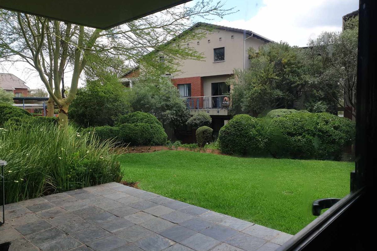 Sunshine, Comfort, and Golf Course Glam: Your Lock-Up-and-Go Awaits! - Photo 4