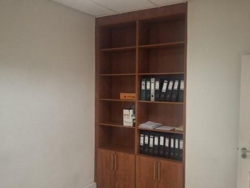 Southern Industrial Warehouse to let - Photo 8