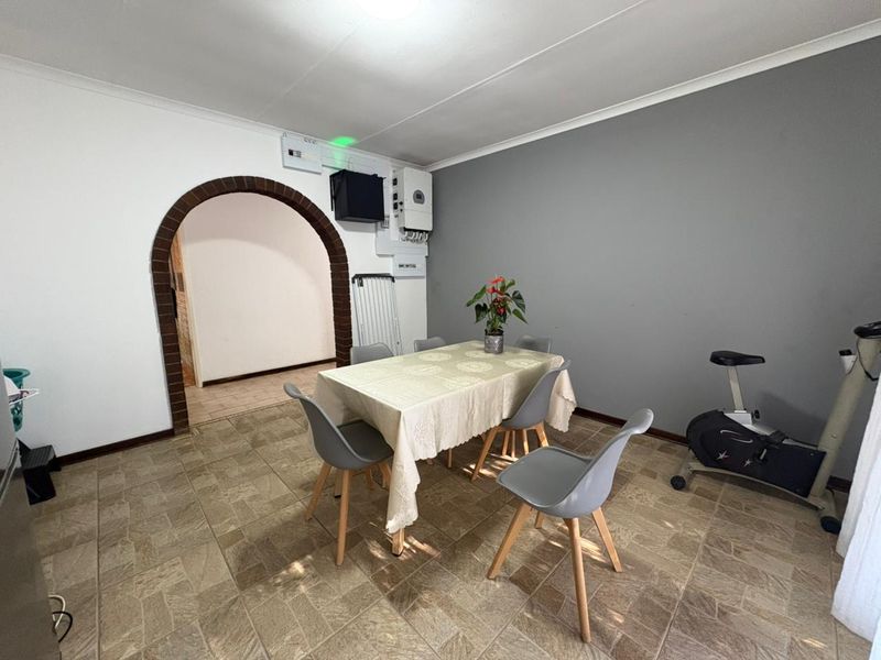 Investor's Dream Home - 5 Bedroom Energy Efficient Home with Large Flatlet and Pool - Photo 5