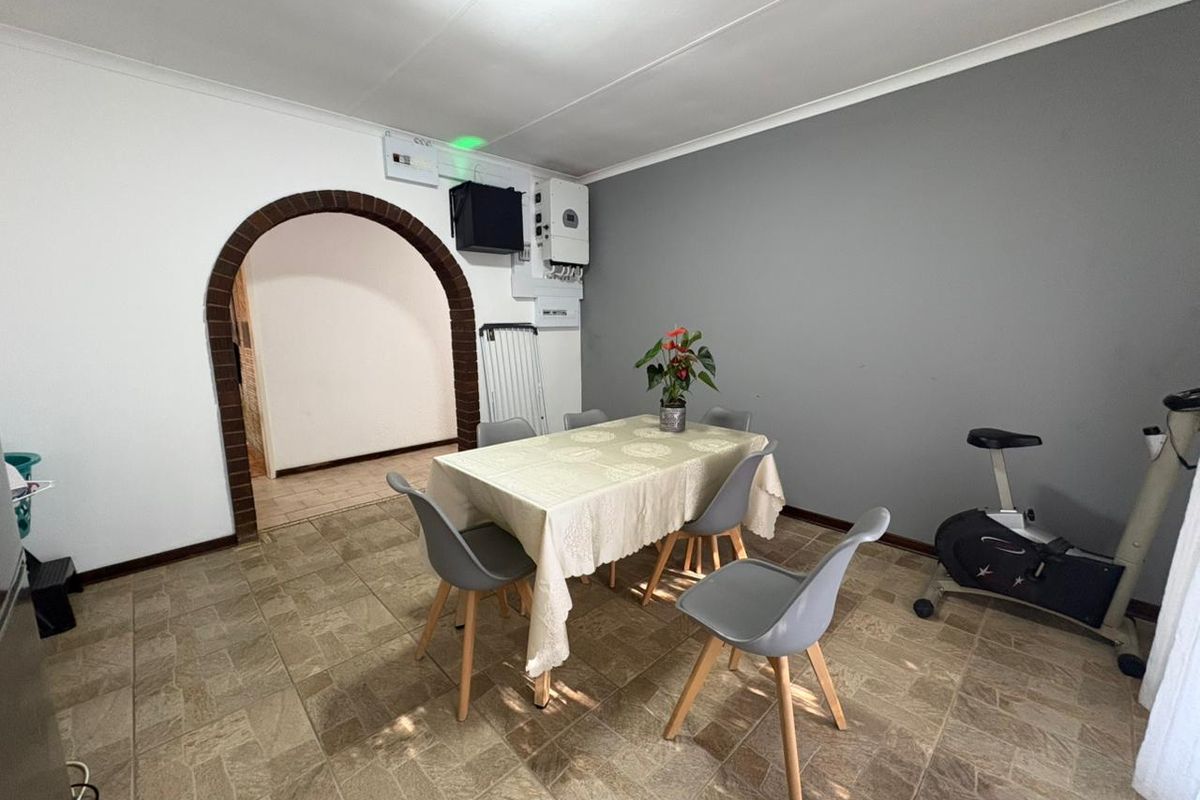 Investor's Dream Home - 5 Bedroom Energy Efficient Home with Large Flatlet and Pool - Photo 5