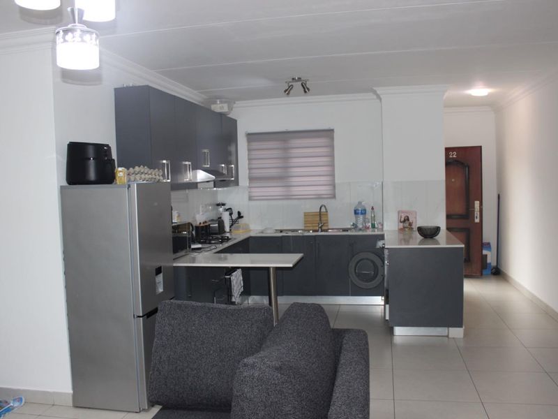 Two bedroom Two Bathroom Apartment - Photo 2