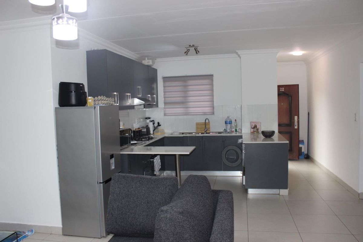 Two bedroom Two Bathroom Apartment - Photo 2