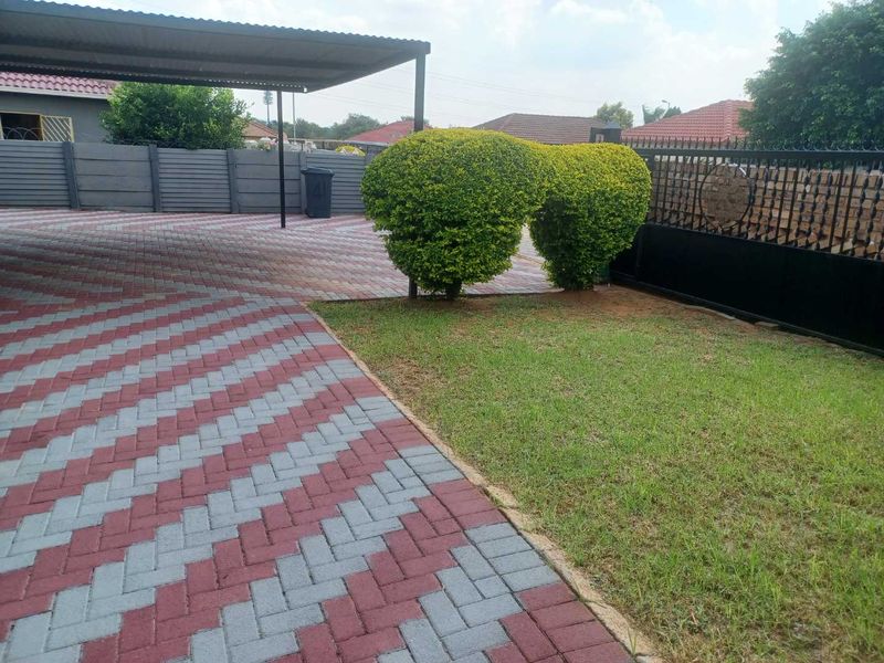 2 Bedroom House for Sale in The Orchards, Akasia - Photo 4