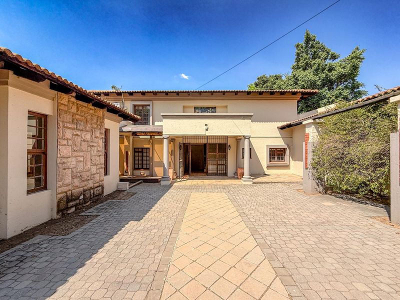 Elevate Legacy: Tuscan Majesty in Waterkloof's Secure Sanctuary. - Photo 2