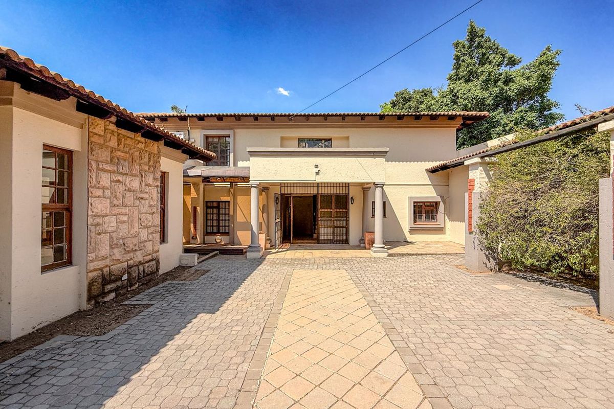 Elevate Legacy: Tuscan Majesty in Waterkloof's Secure Sanctuary. - Photo 2