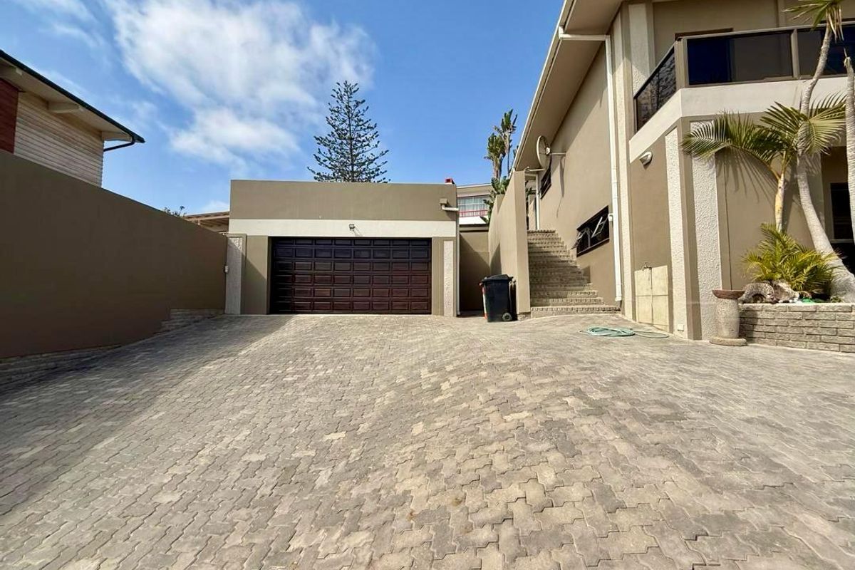 FOR SALE- 5 BEDROOM HOUSE WITH SEA VIEW HOUSE IN CENTRAL SWAKOPMUND, NAMIBIA - Photo 4