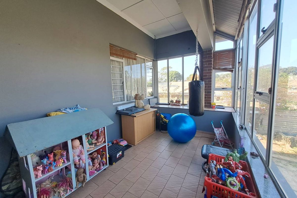 Stunning Family Home in the Heart of Bellair - Photo 3