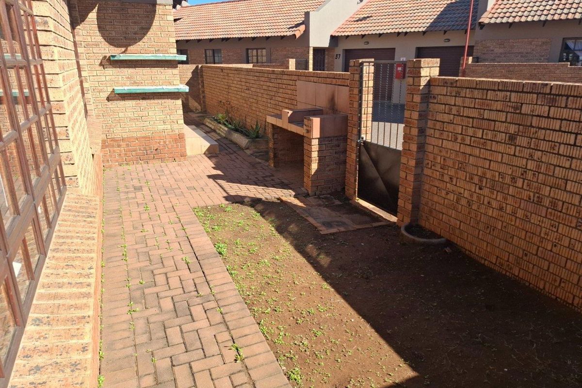 Move in ready 2 bedroom townhouse in secure complex - Photo 4