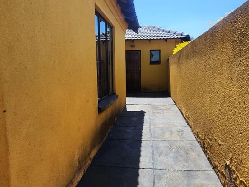 3 Bedroom House For Sale in Rosslyn Gardens - Photo 2