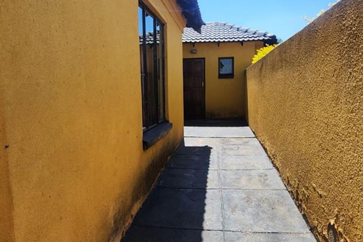 3 Bedroom House For Sale in Rosslyn Gardens - Photo 2