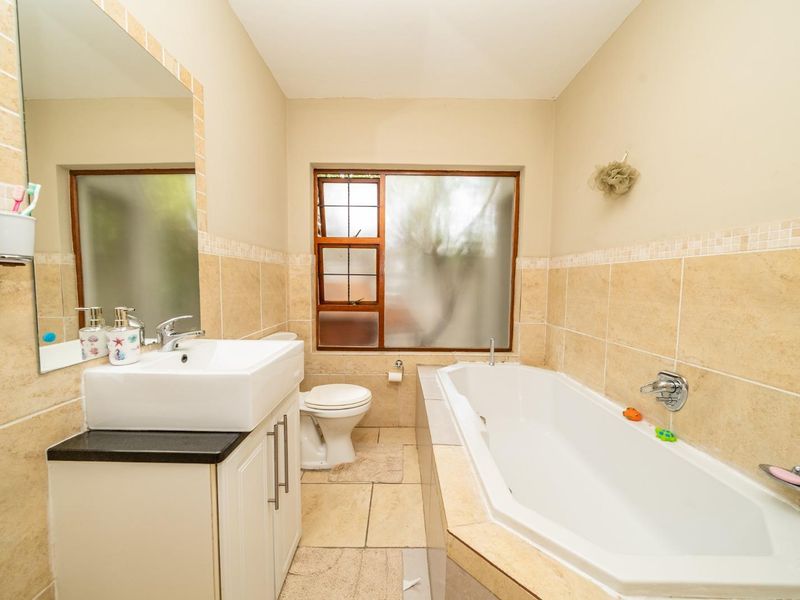 A Family Home in the heart of  GLEN MARAIS - Photo 9