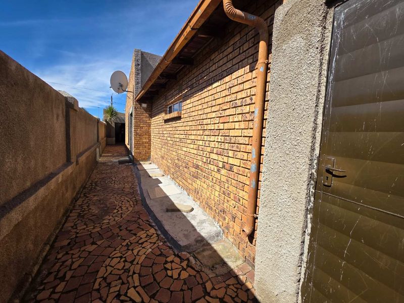 3 Bedroom House For Sale in Tsakane - Photo 2