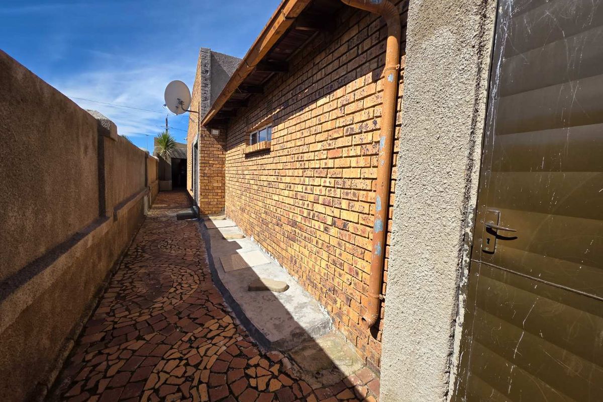 3 Bedroom House For Sale in Tsakane - Photo 2