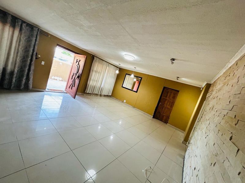 Beautiful  and secure Three bedroom standalone house to rent in Ongwediva - Photo 3