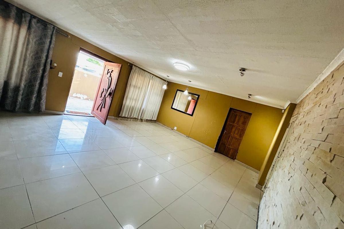 Beautiful  and secure Three bedroom standalone house to rent in Ongwediva - Photo 3