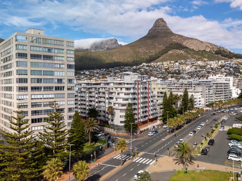 Exclusive Corner Apartment in Prestigious La Rochelle, Sea Point - Photo 3