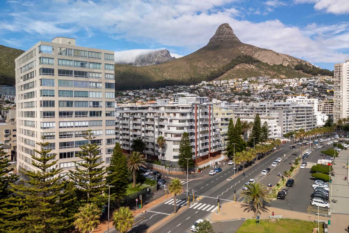 Exclusive Corner Apartment in Prestigious La Rochelle, Sea Point - Photo 3