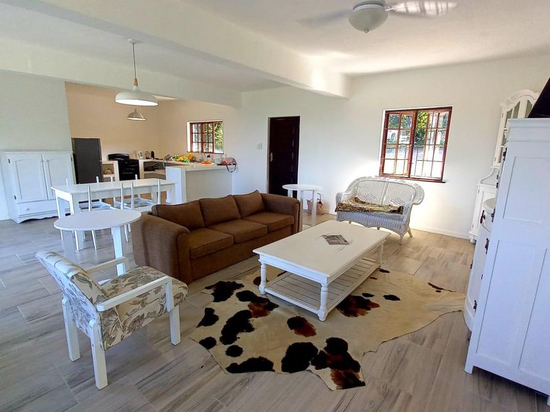 Ultra-spacious,upmarket and elegantly furnished 1 Bed ground floor apartment inclusive of Lights and Water - Photo 2