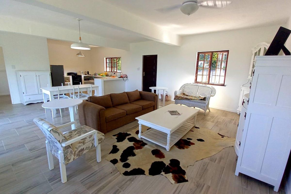 Ultra-spacious,upmarket and elegantly furnished 1 Bed ground floor apartment inclusive of Lights and Water - Photo 2