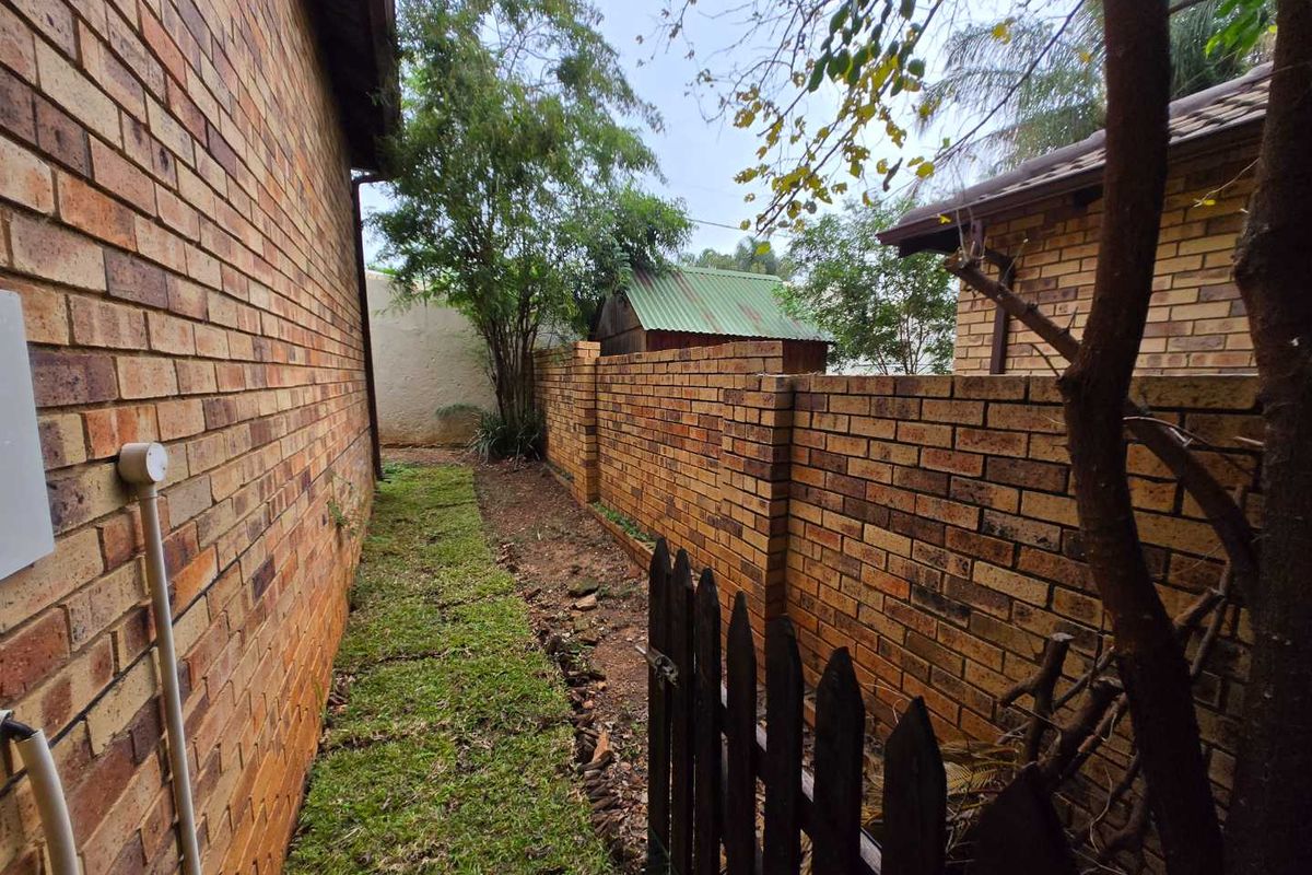 This well-kept three-bedroom, two-bathroom simplex/townhouse is located in a secure complex in North Riding, offering the ideal blend of comfort, functionality, - Photo 5