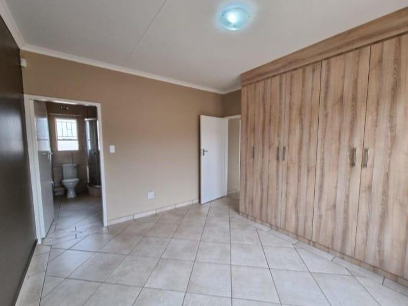 Pet-Friendly Townhouse in Sought-After Kookrus - Photo 7