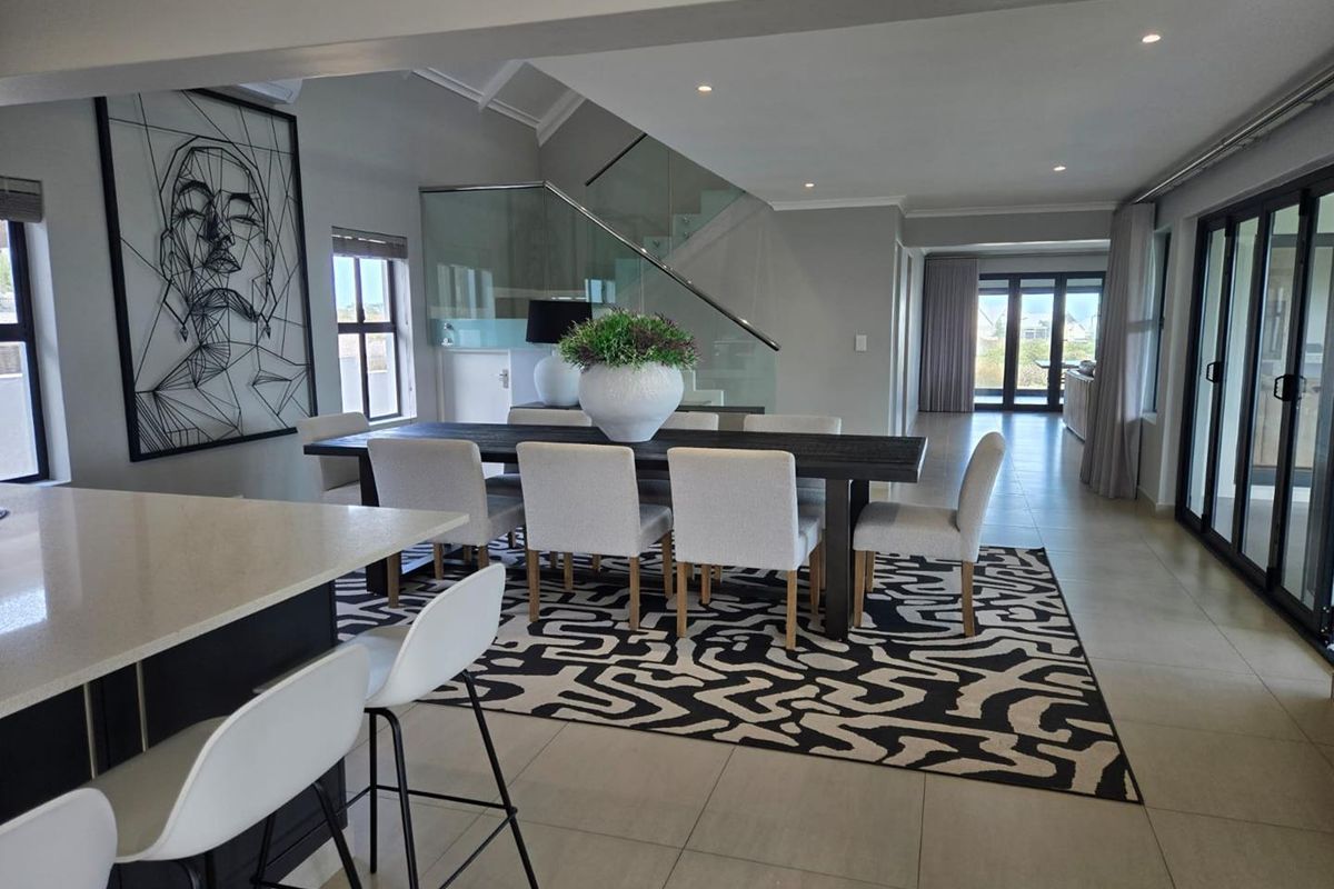 Luxury Living by the Sea - Photo 4