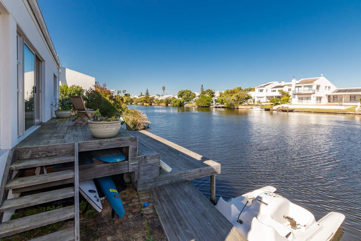 Tranquil Waterfront Dual Living in Marina da Gama - Photo 3