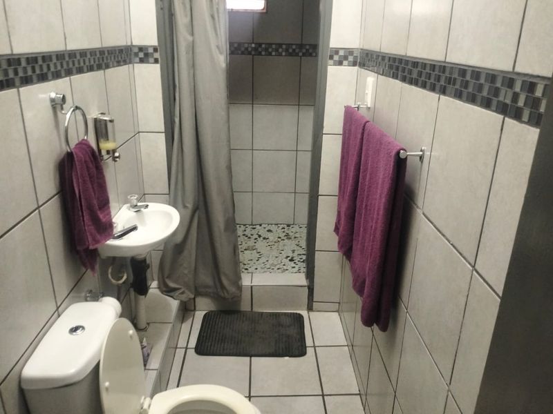 Family Home with Established Guesthouse – Great Investment Opportunity - Photo 10