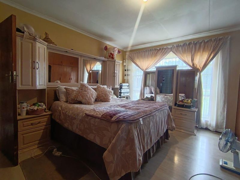 Seize the Opportunity: Dual Homes in Desirable Lakeview - Photo 8