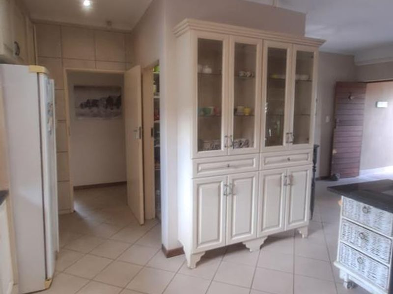 LOVELY 3 BEDROOM FAMILY HOUSE - Photo 7