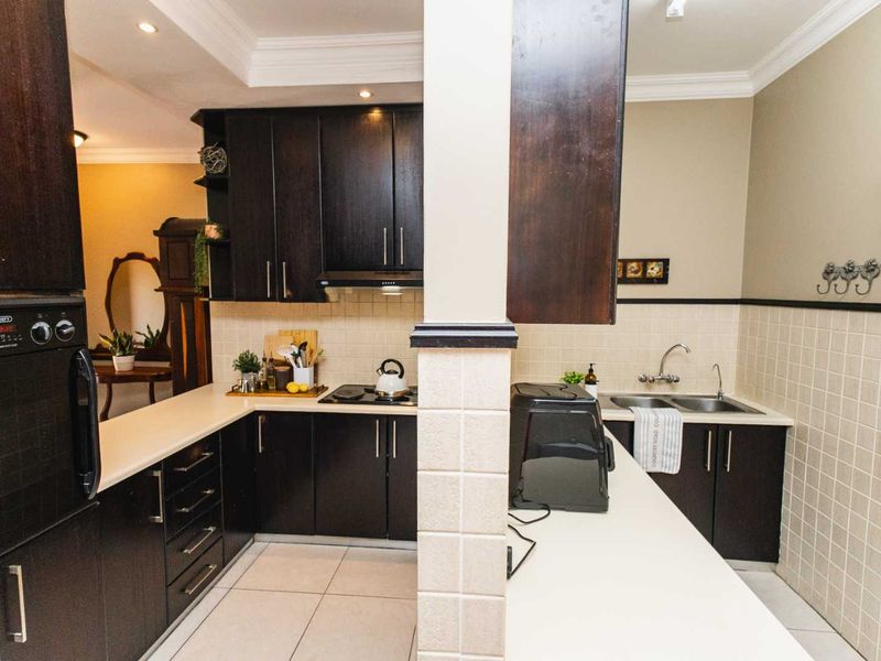 Beautiful upmarket home in exclusive retirement village in the North - Photo 4