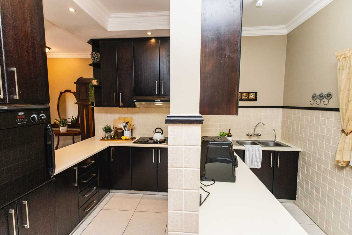 Beautiful upmarket home in exclusive retirement village in the North - Photo 4