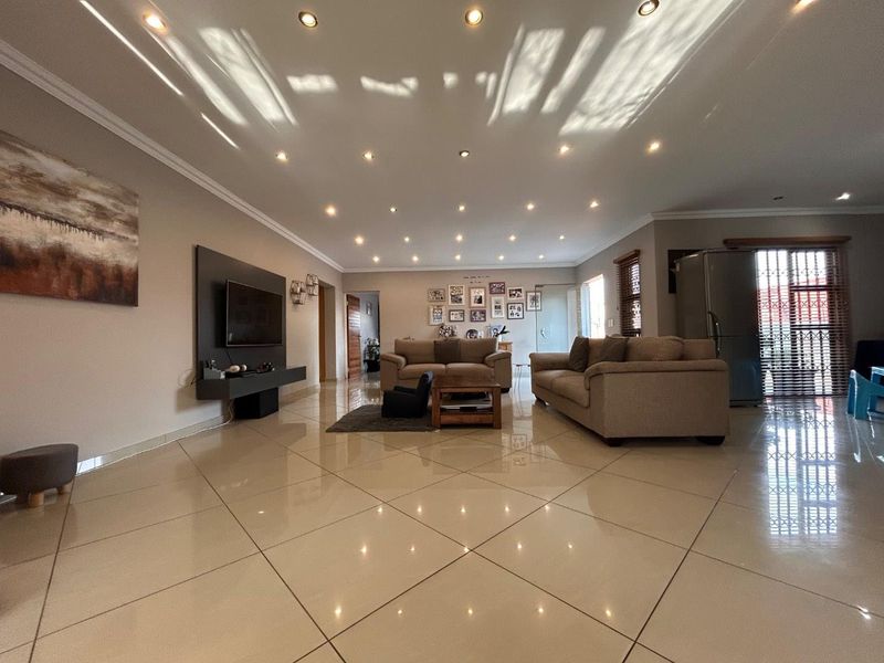 An Exceptional Residence in New Redruth - Photo 2